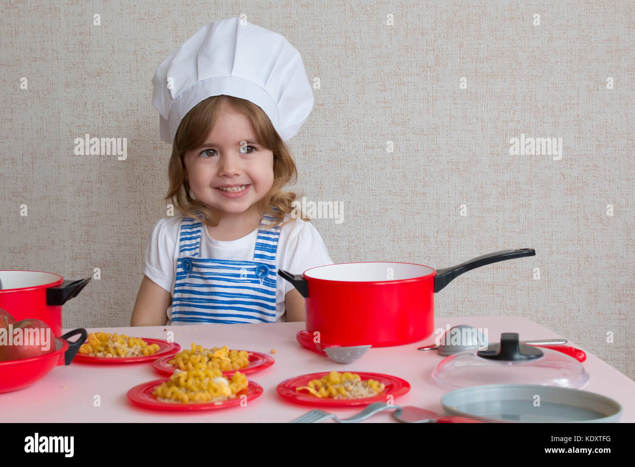 Portrait adorable kleine Mädchen in Chef hat Kochen Stockfoto