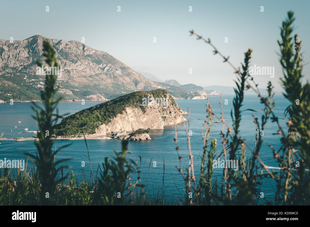 Die Insel Sveti Nikola vor der Küste von der Altstadt von Budva entfernt. Stockfoto