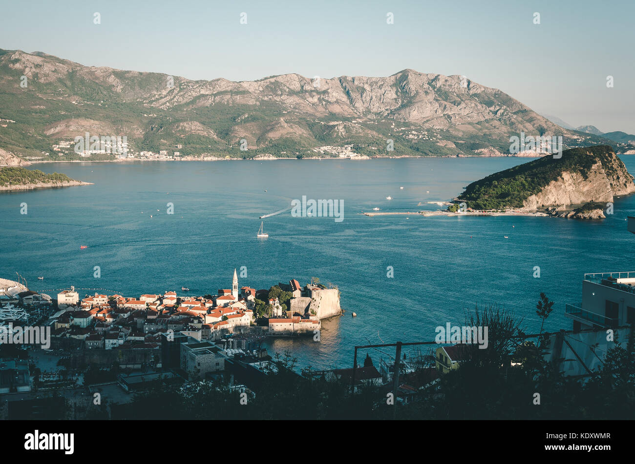 Blick auf die Altstadt von Budva und die Insel Sveti Nikola Stockfoto