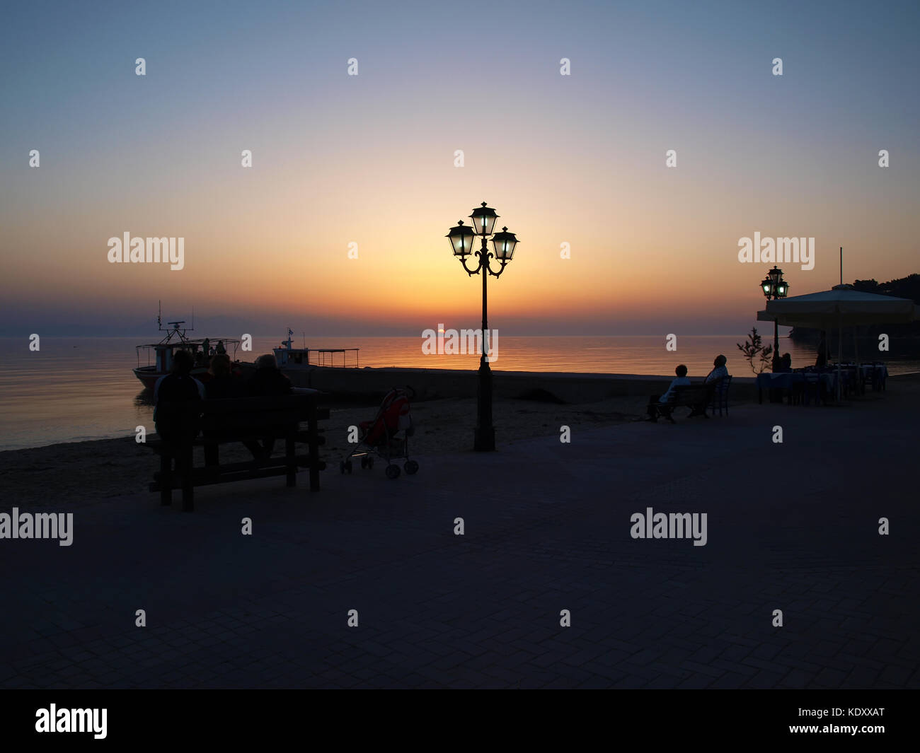 Sonnenuntergang am Strand von Dorf siviri in Halbinsel Kassandra chalkidiki Griechenland Stockfoto