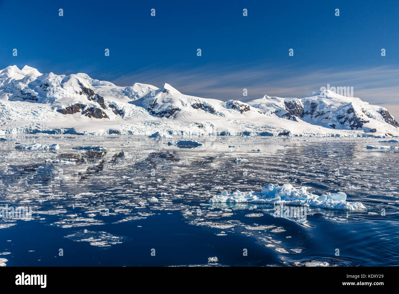 Berge und Gletscher in den antarktischen Gewässern nechos Bucht, Antarktis Stockfoto