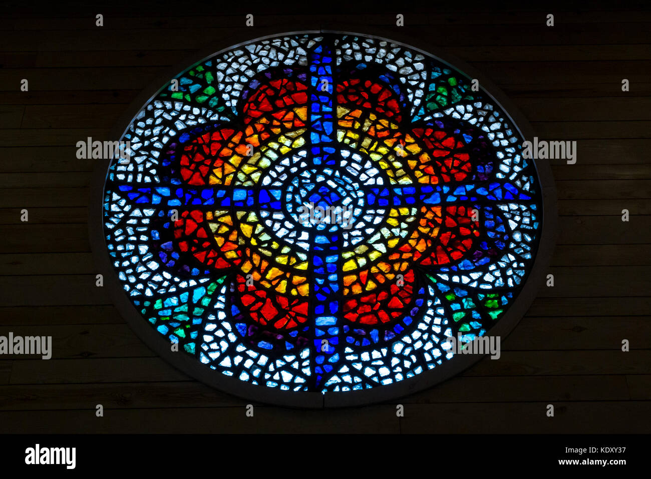 Bunte Glasfenster in der Kirche, Diakonikon Baptisterium Kapelle, Gehäuse byzantinischen Kirche Überreste und römischen Mosaikböden, Mount Nebo, Jordanien Stockfoto