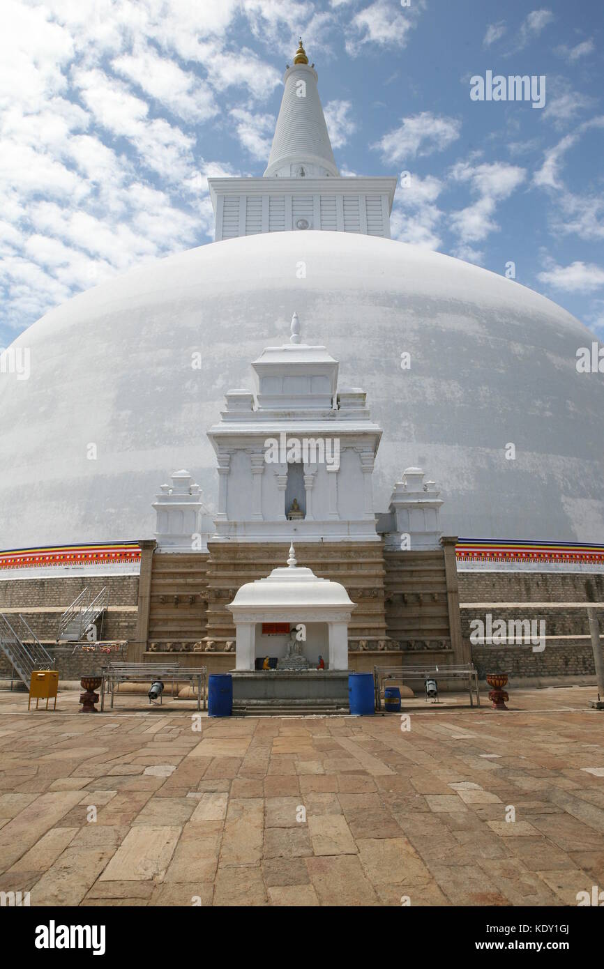 Weiße heilige stupa Ruwanmalisaya dagoba in Anuradhapura, Sri Lanka Stockfoto