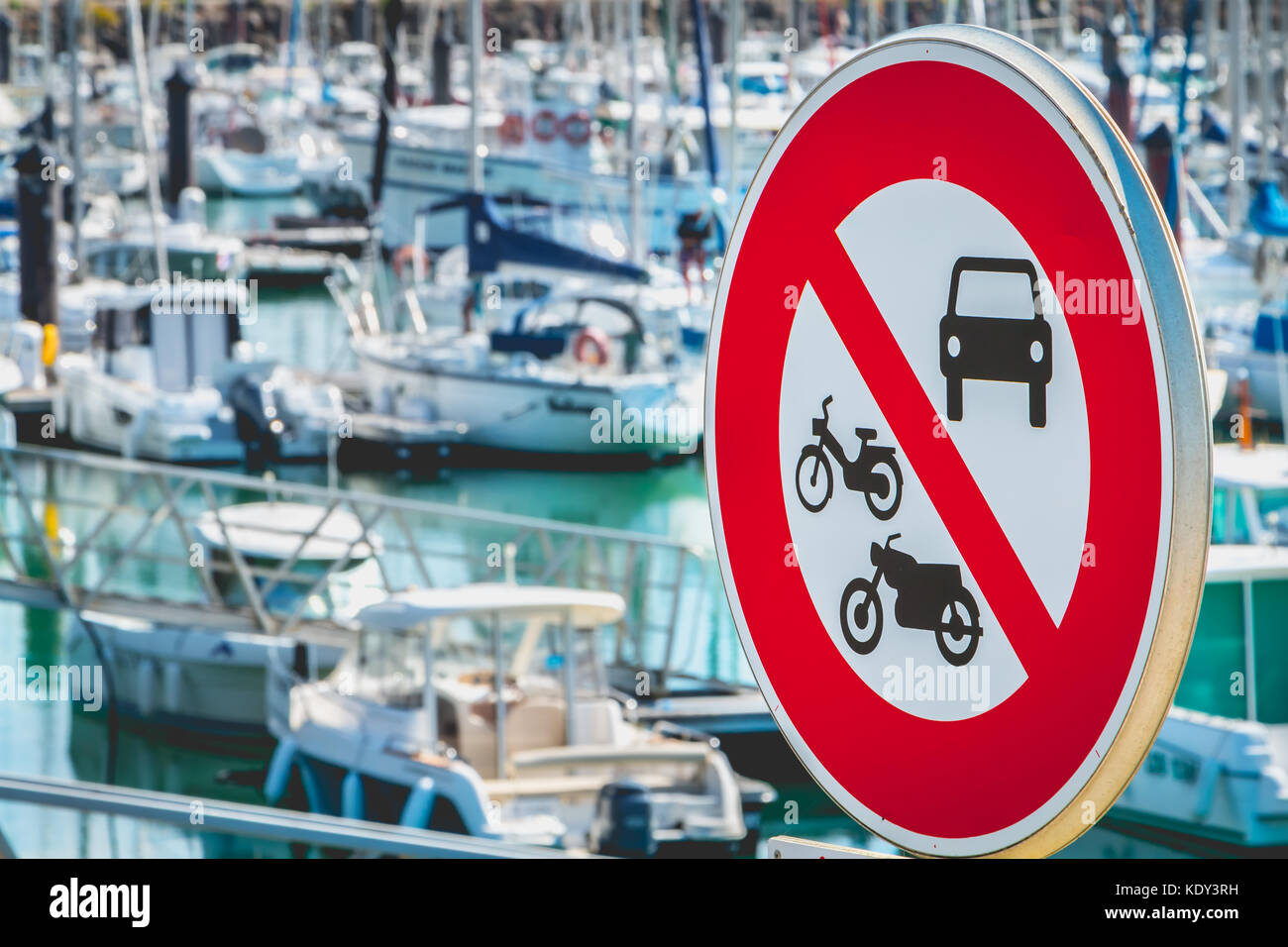 TALMONT saint hilaire, Frankreich - 23. September 2016: Im Hafen von bourgenay ein Zeichen Zugang zu Autos, Motorräder und Mopeds verboten Stockfoto
