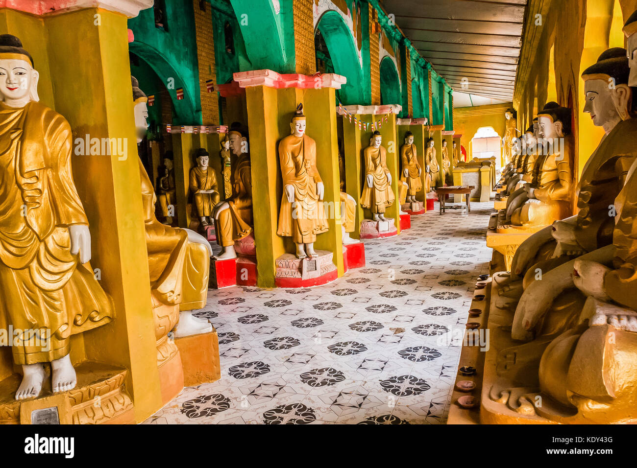 Goldenen Buddhas Kyaw Aung San Dar Kloster, Amarapura, Mandalay, Myanmar Stockfoto