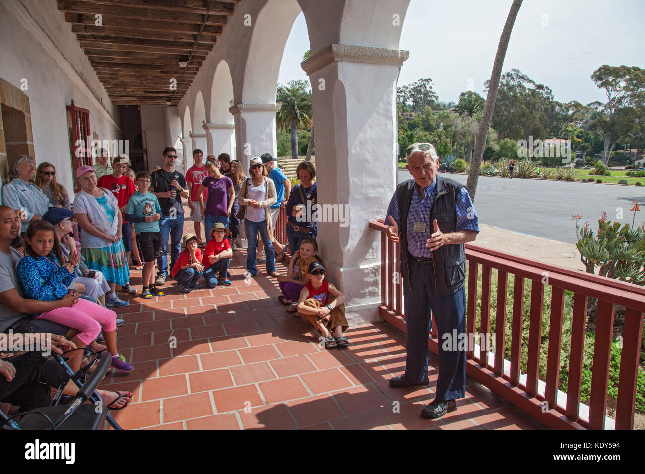 Dozent spricht bei Mission Santa Barbara, Santa Barbara, Kalifornien, USA Stockfoto