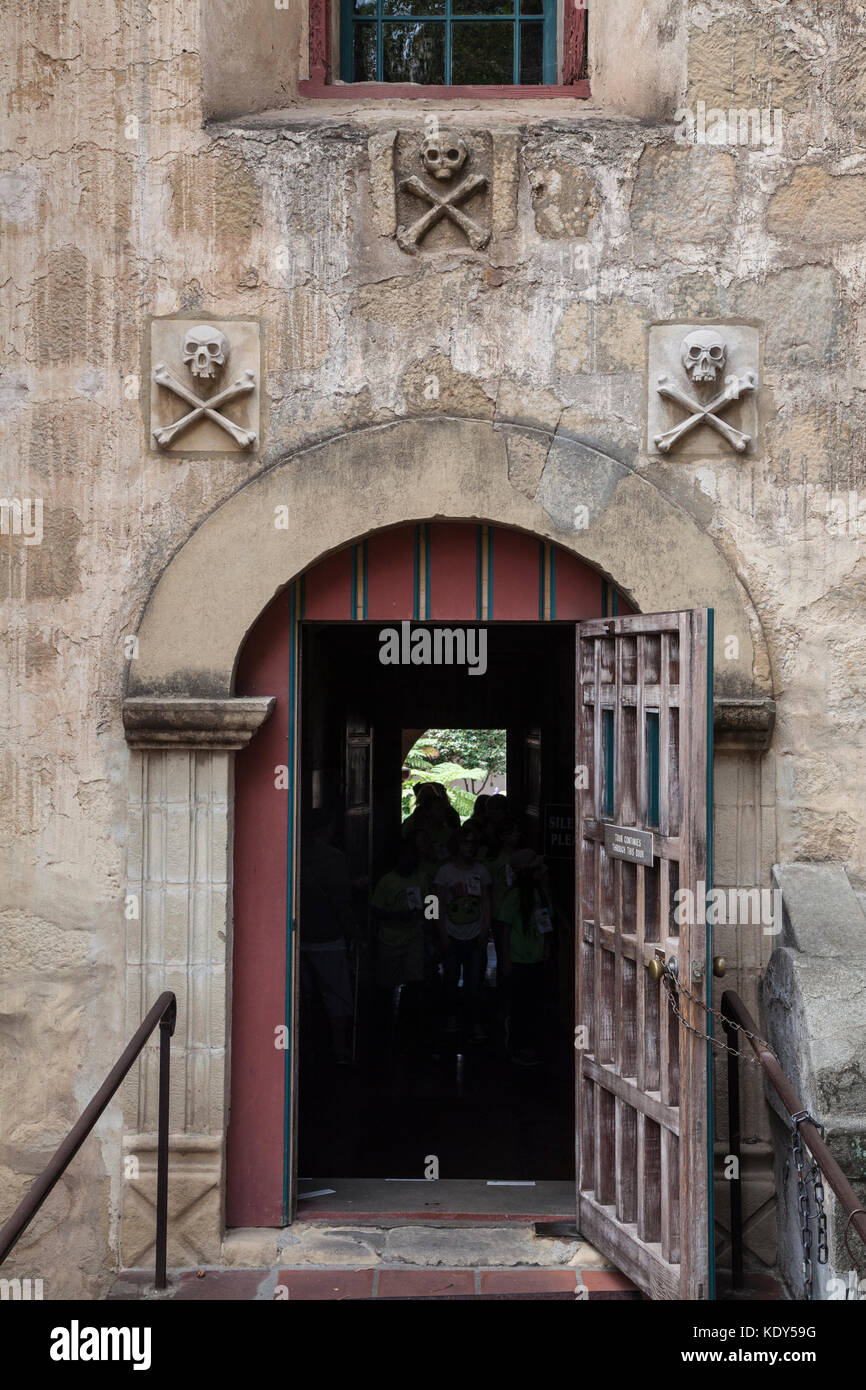 Schädel über dem Eingang zur Kapelle, Mission Santa Barbara, Santa Barbara, Kalifornien, USA Stockfoto