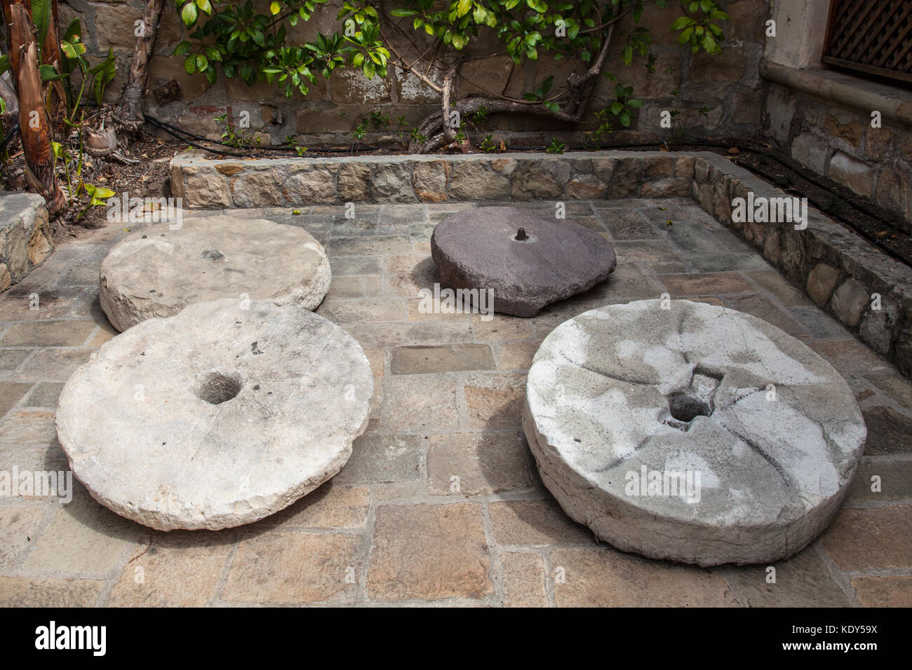 Grindstones, Mission Santa Barbara, Santa Barbara, Kalifornien, USA Stockfoto