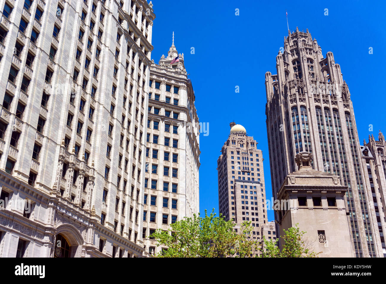 Schönen blauen Himmel und historische Wolkenkratzer in der Innenstadt von Chicago Stockfoto