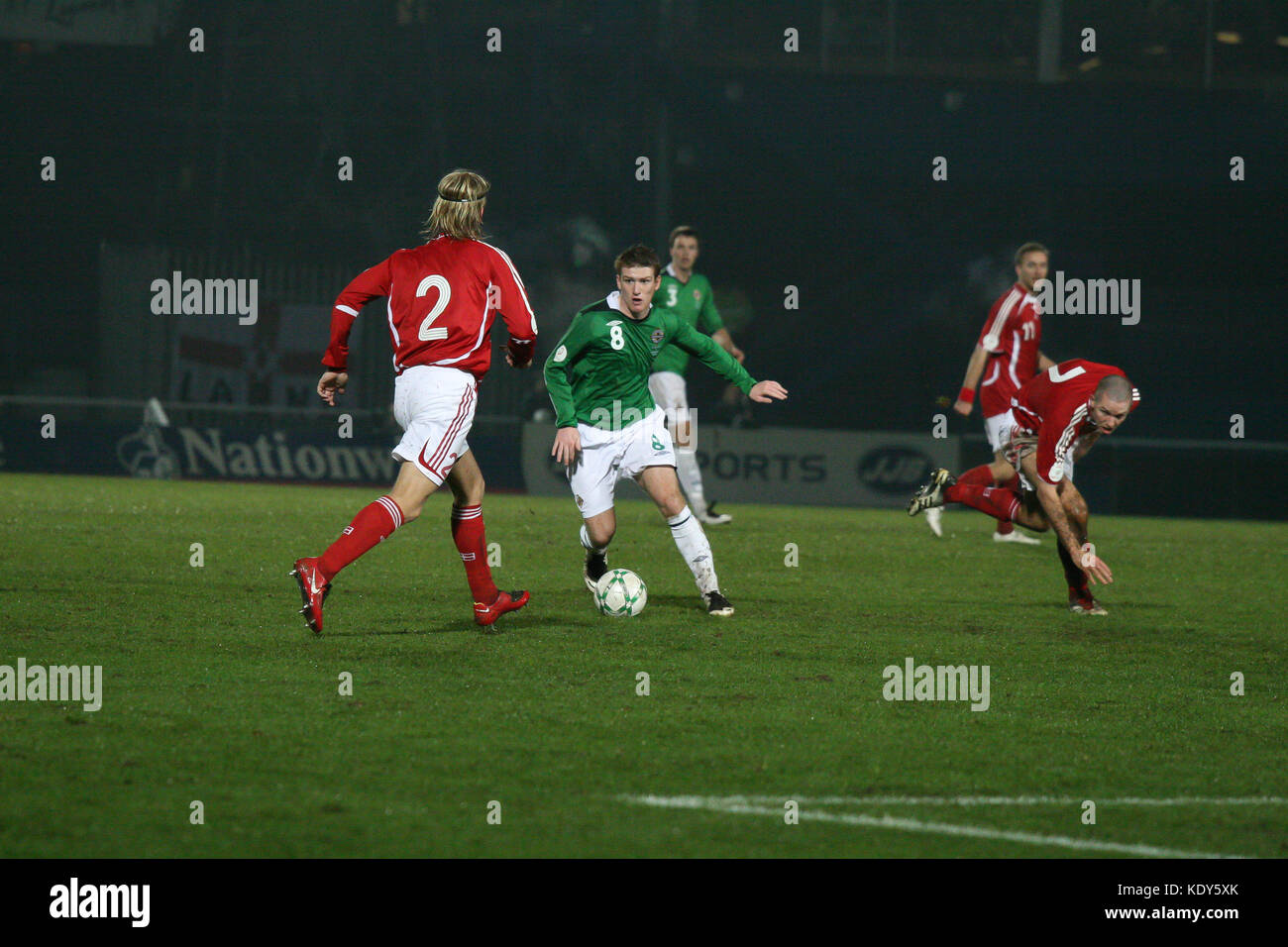 Nordirland 2 Denmark 1 im Windsor Park Belfast. 17. November 2007 Gruppe F Euro 2008 Qualifier. Steven Davis Nordirland (8) im Kampf gegen Dänemark. Stockfoto