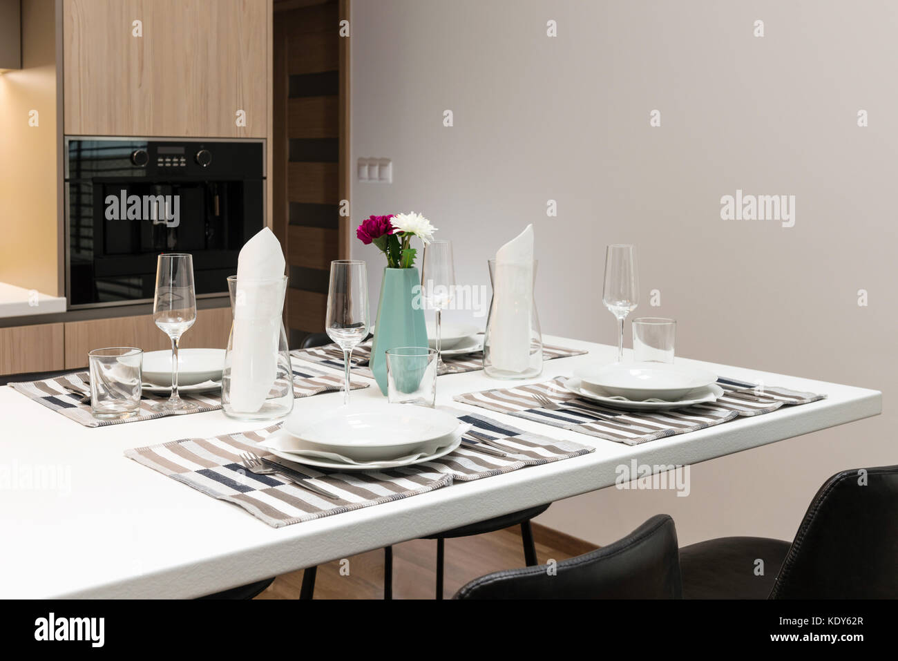 Kitchen Units Brown Stockfotos & Kitchen Units Brown Bilder - Alamy