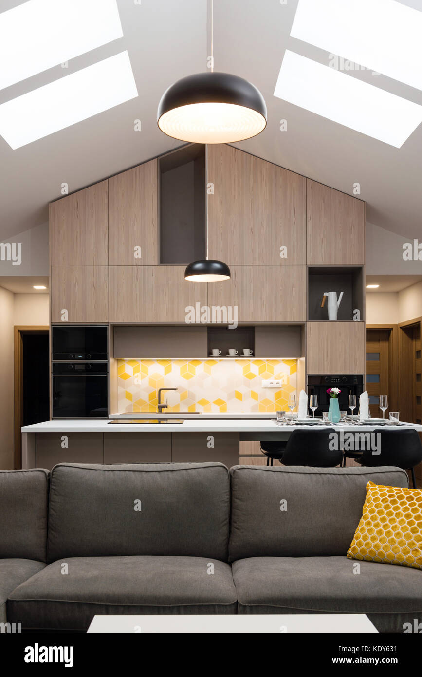 Wohnzimmer mit Küche im Hintergrund verbunden, moderne Haus innen  Stockfotografie - Alamy