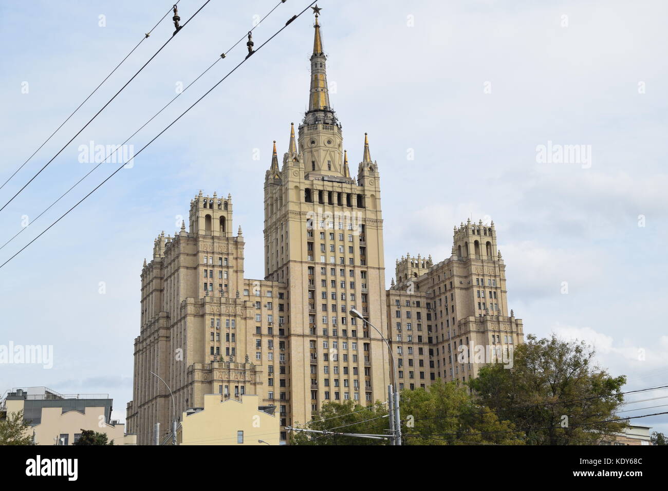 Kudrinskaya quadratisches Gebäude ist eines von sieben stalinistischen Wolkenkratzer, entworfen von Mikhail posokhin und ashot mndoyants. - Sieben Schwestern - wohlhabend, stilvoll Stockfoto