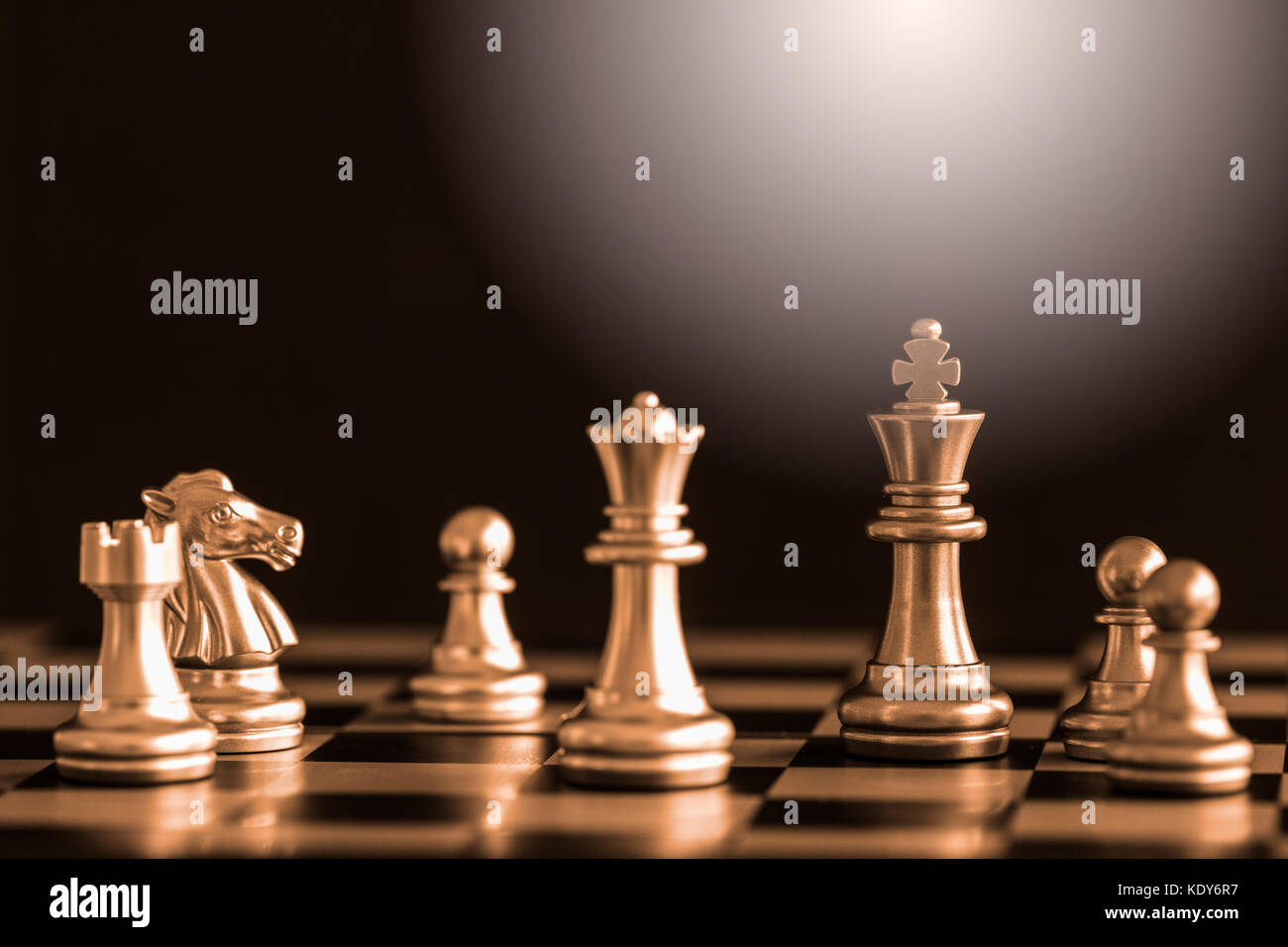 Strategie schach Schlacht intelligence Herausforderung Spiel auf Schachbrett. Erfolg die Strategie Konzept. Schach Business Leader und Erfolg Idee. Schach Strategie Stockfoto