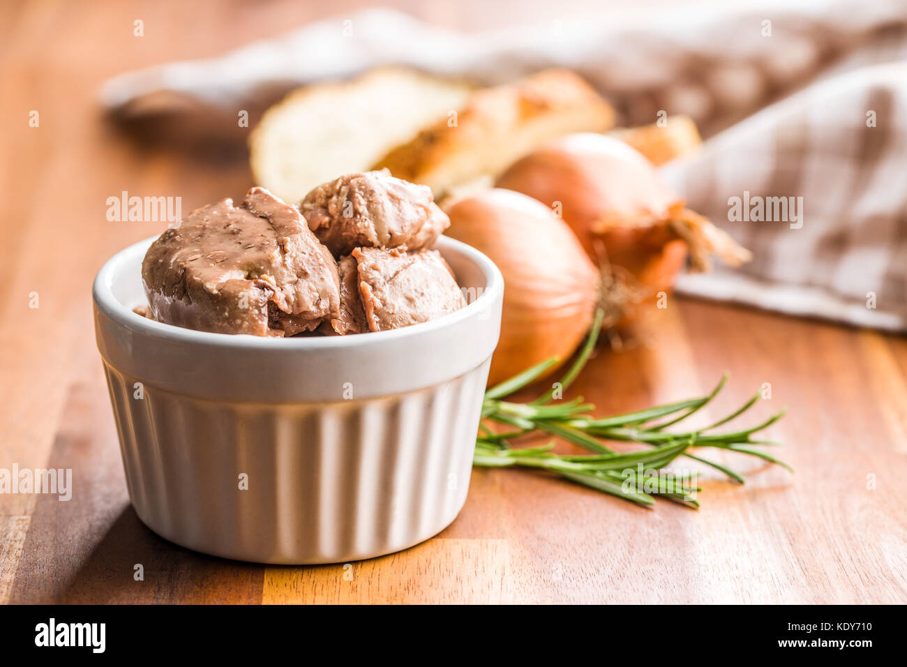 Lebertran in Öl in der Schüssel. Stockfoto