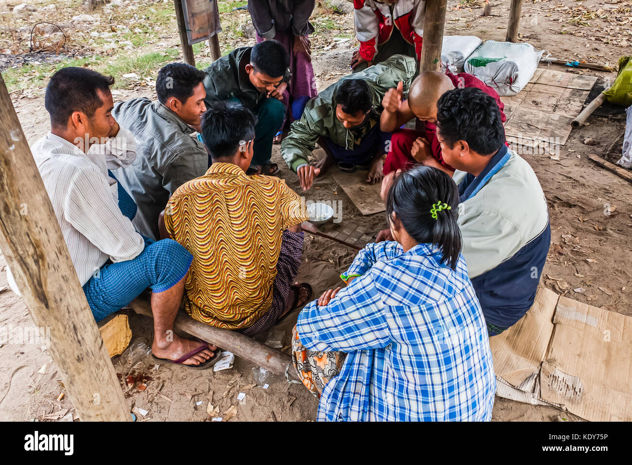 Birmanischen Volkes spielen eine populäre lokale Tabelle Spiel Stockfoto