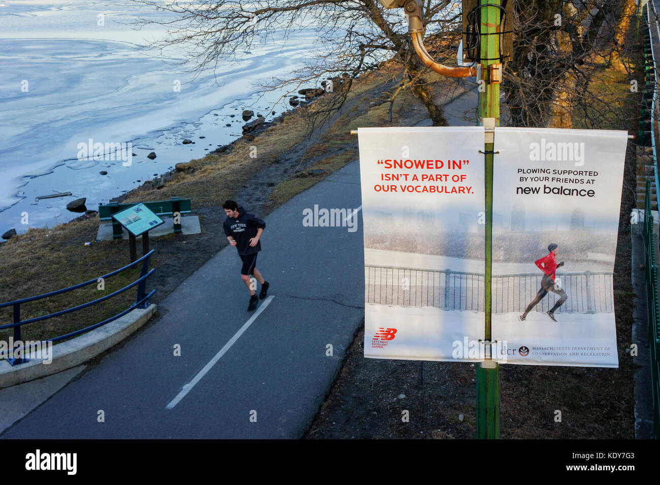 Boston, Jan 25: Runner entlang Charles River am 25.Januar 2012 in Boston, Massachusetts, Vereinigte Staaten von Amerika Stockfoto