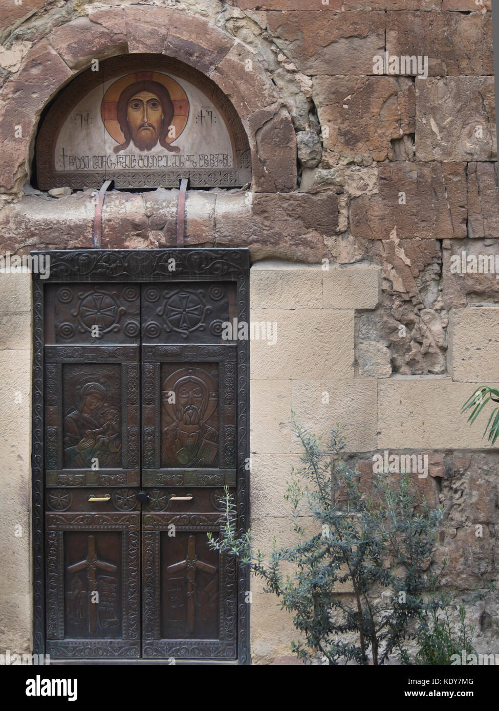 Details der Fassade des Gebäudes und der Tor mit religiösen Motiven, die der Sitz des Patriarchats von Georgien in Tiflis Stockfoto