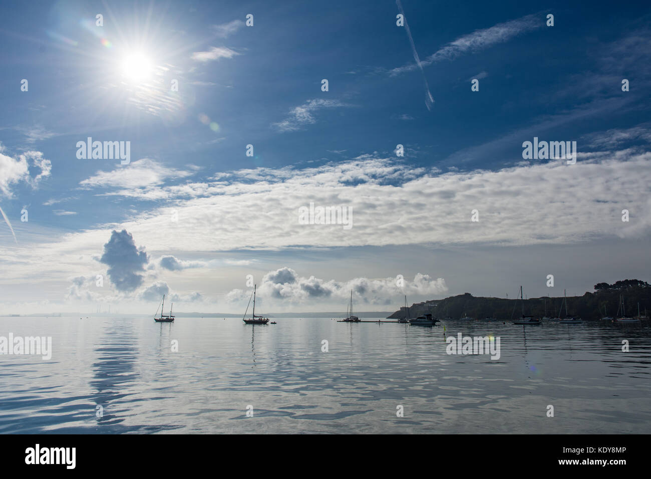 Glasige Sommermorgen mit blauem Himmel und spiegelglatte See bei Dale, pembrokeshire Stockfoto
