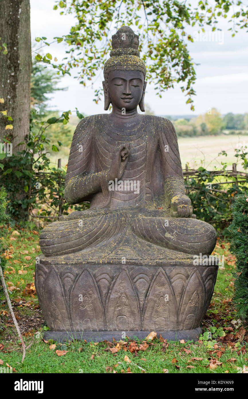 Große Buddha Statue in einen englischen Garten. Warwickshire, England Stockfoto