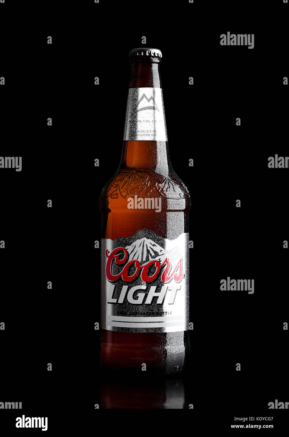 London, UK, 30. März 2017 Flasche Coors Light Bier auf blackbackground