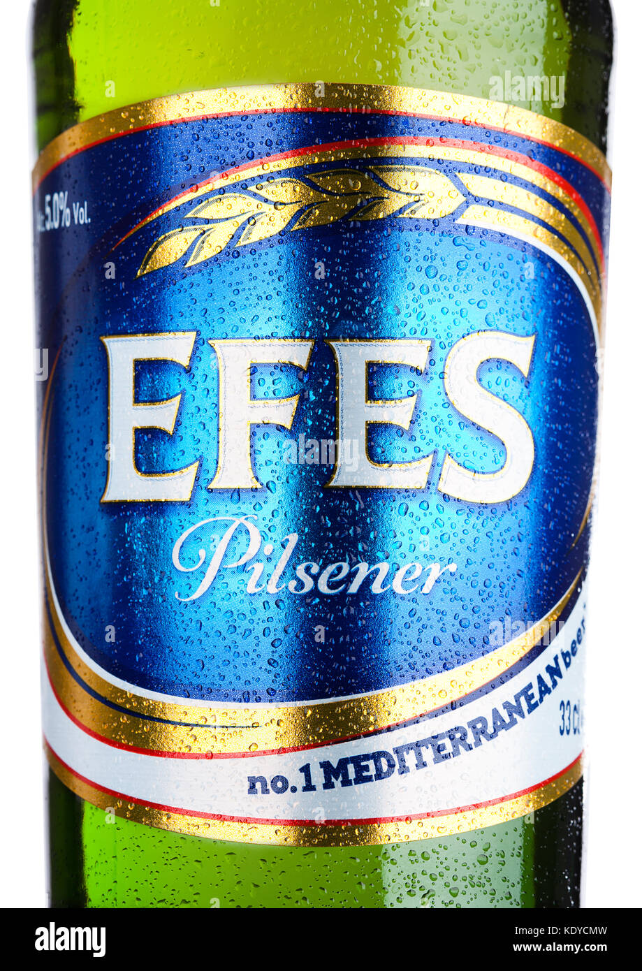 LONDON, UK - 23. MÄRZ 2017 : Flasche Efes Pilsner Bier auf weißem Hintergrund. Efes Pilsener ist das Flaggschiff-Produkt dieses Unternehmens und das populärste Stockfoto