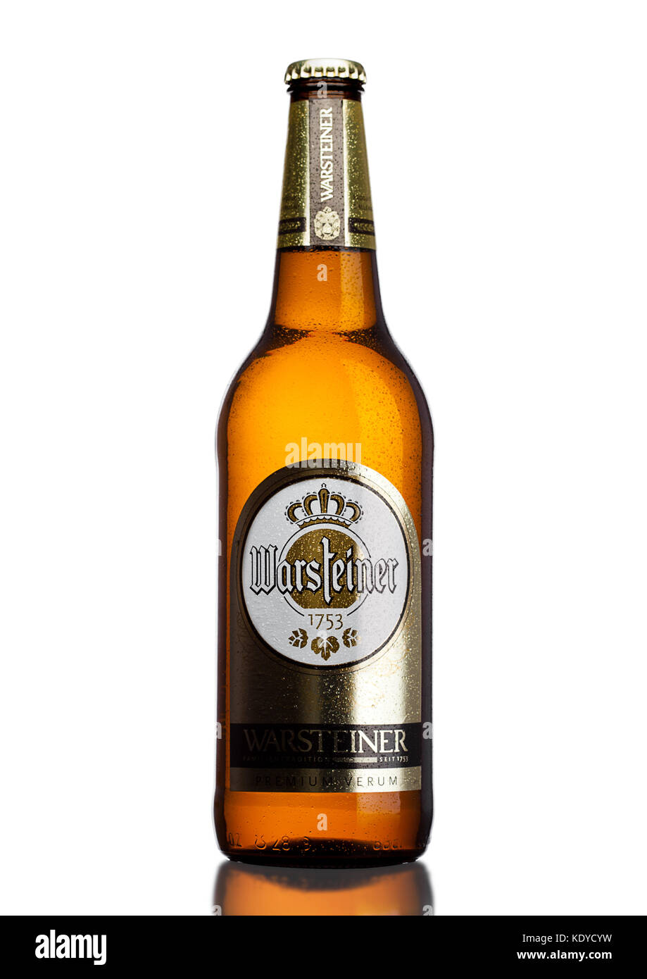 LONDON, UK - 21. MÄRZ 2017 : Flasche Warsteiner Bier auf weißem Hintergrund. Produkt der größten Brauerei Deutschlands in Privatbesitz. Stockfoto