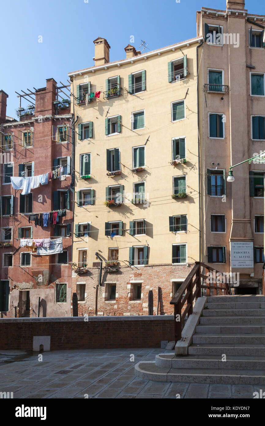 Der Ponte De Gheto Novo, die in das Jüdische Ghetto Bezirk, Venedig, Italien, flankiert von bunten hohen Gebäuden. Als das Land für die Juden war Rest Stockfoto