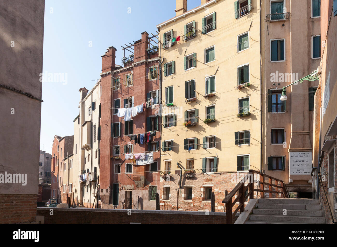 Der überdachte Eingang zum Jüdischen Ghetto in Venedig, Italien über Ponte De Gheto Novo, flankiert von sehr hohen Gebäuden mit vielen Stockwerken, die typisch für die Dis Stockfoto