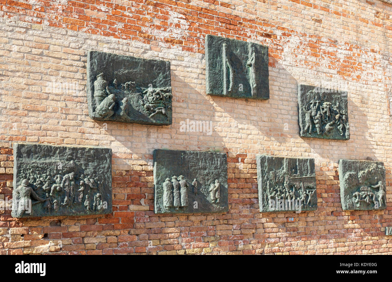 Die 7 Plaketten auf den Holocaust Memorial wall Campo De Gheto Novo im Jüdischen Ghetto Cannaregio, Venice, Italien fotografiert perlmuttfarben. de zu zeigen Stockfoto