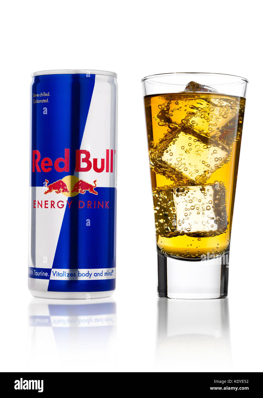 London, Großbritannien 12 April 2017 Dose Red Bull Energy Drink mit Glas und Eiswürfel auf