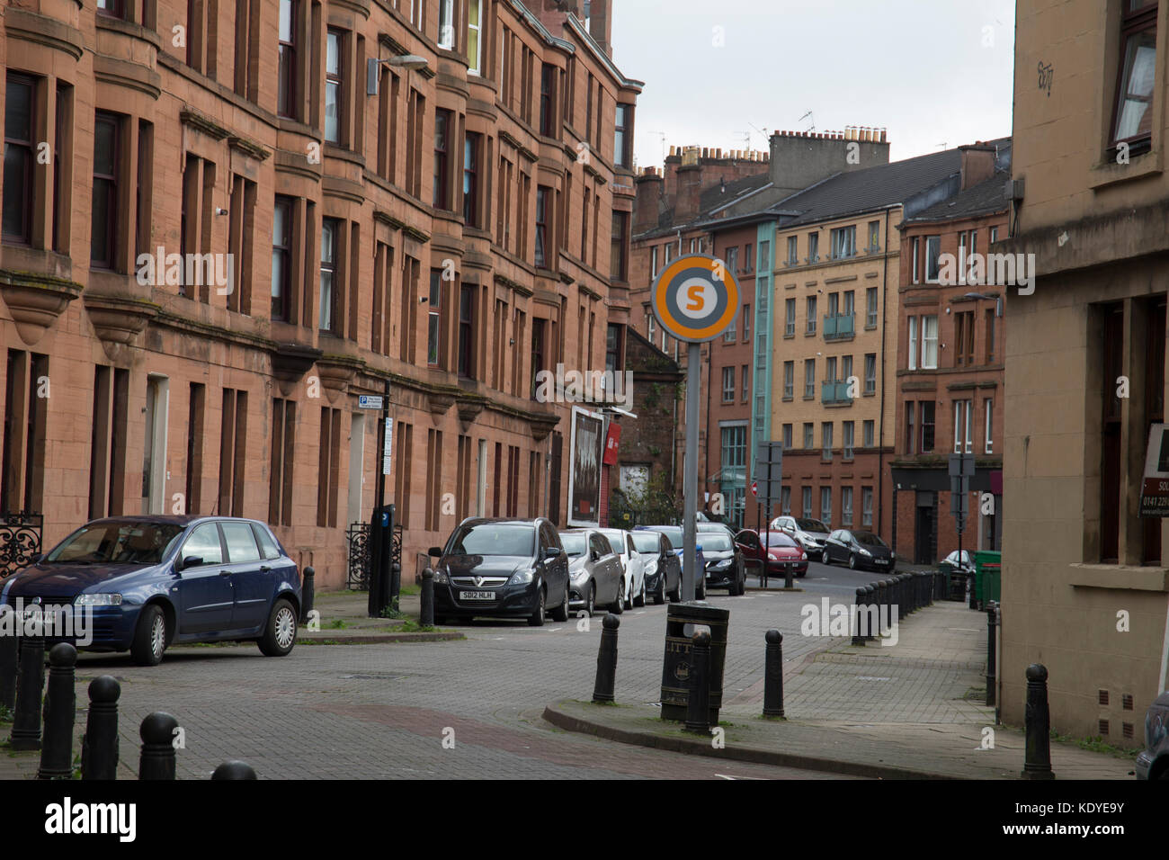 Glasgow Partick street Szene mit Wohnhaus Wohnungen Stockfoto