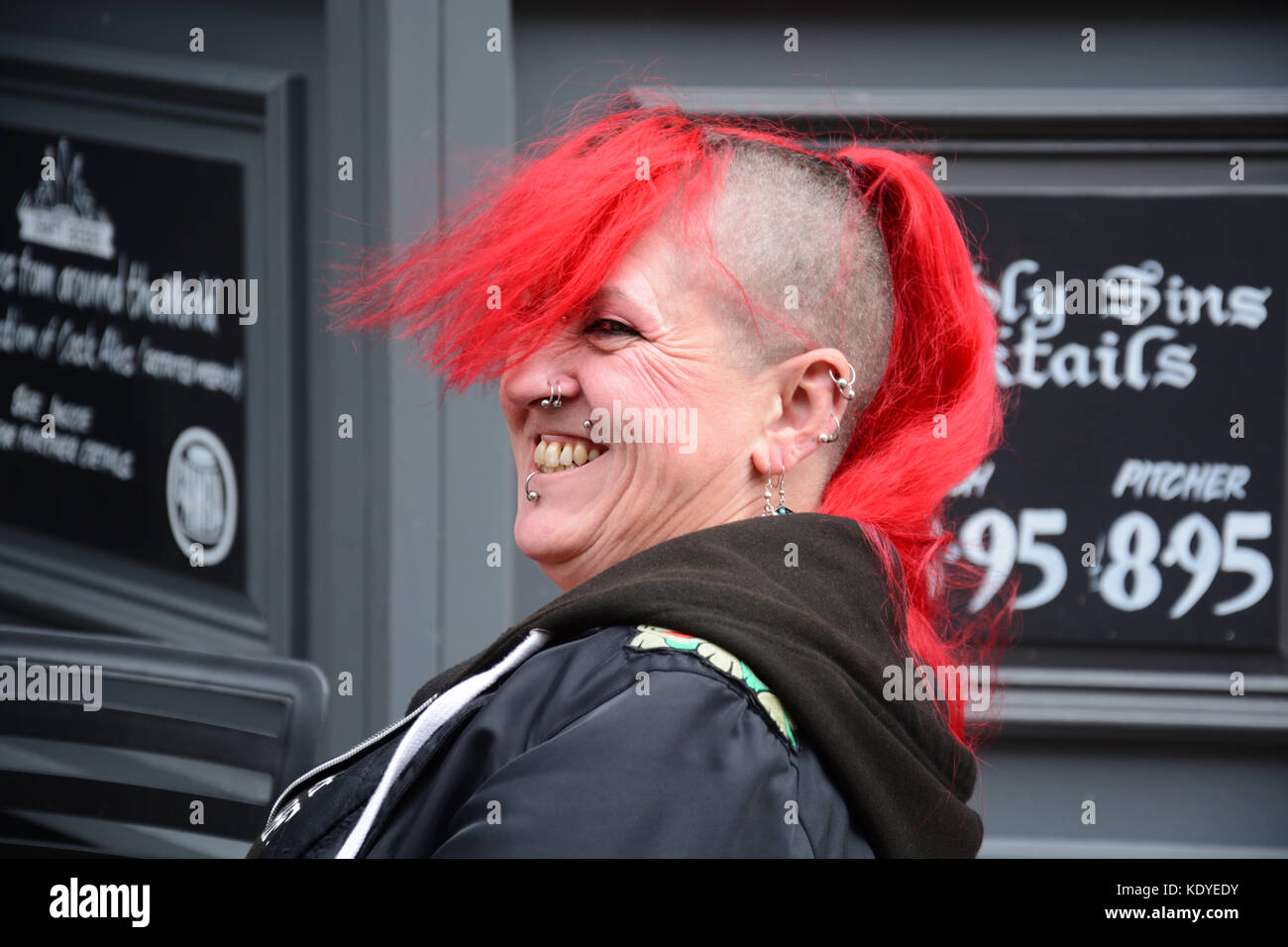 Frau mit roten Haaren & Piercings. Stockfoto