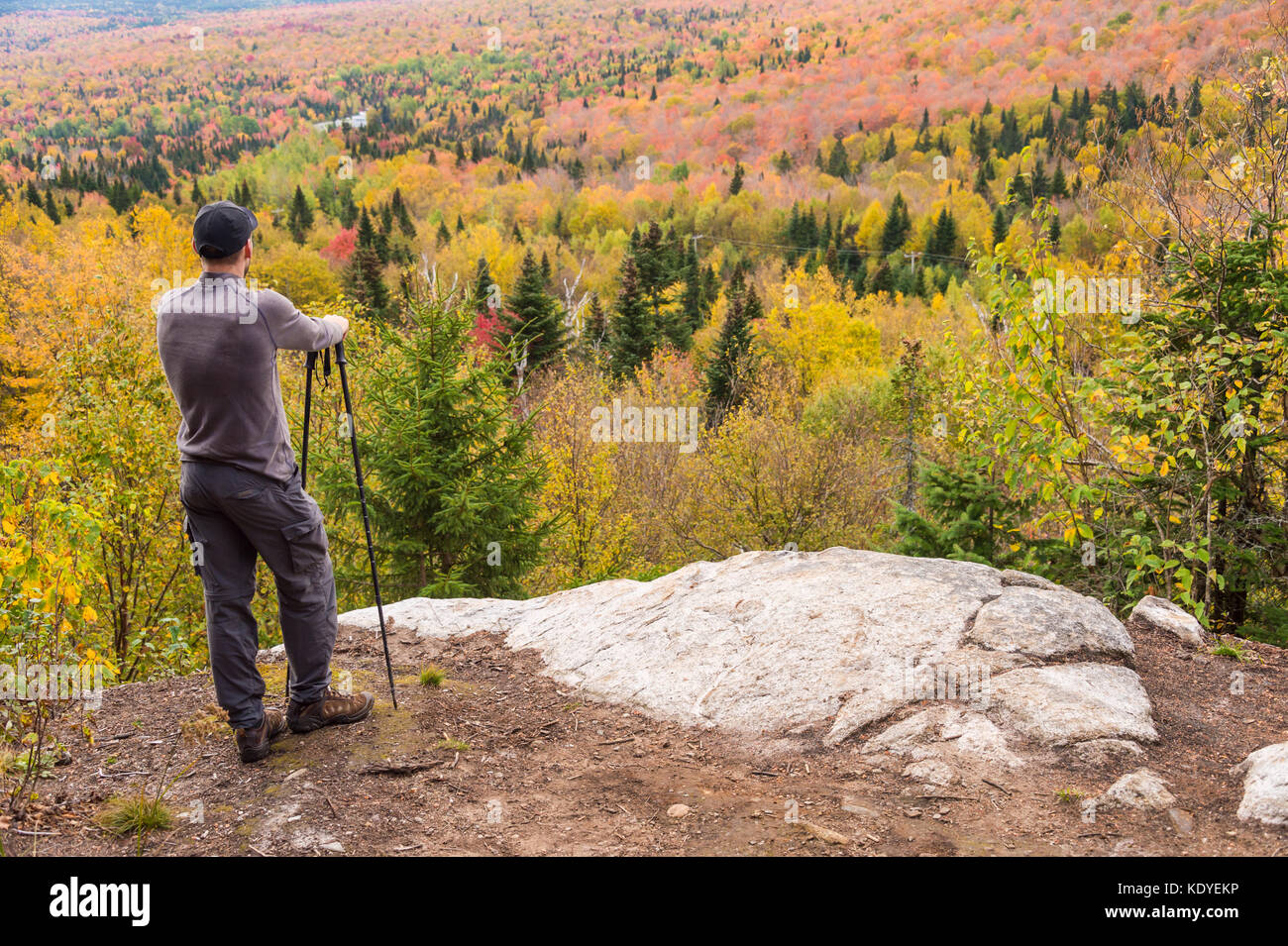 Junger Mann, der an einen Aussichtspunkt auf megantic Berg in Kanada, genießen im Herbst Farben Stockfoto