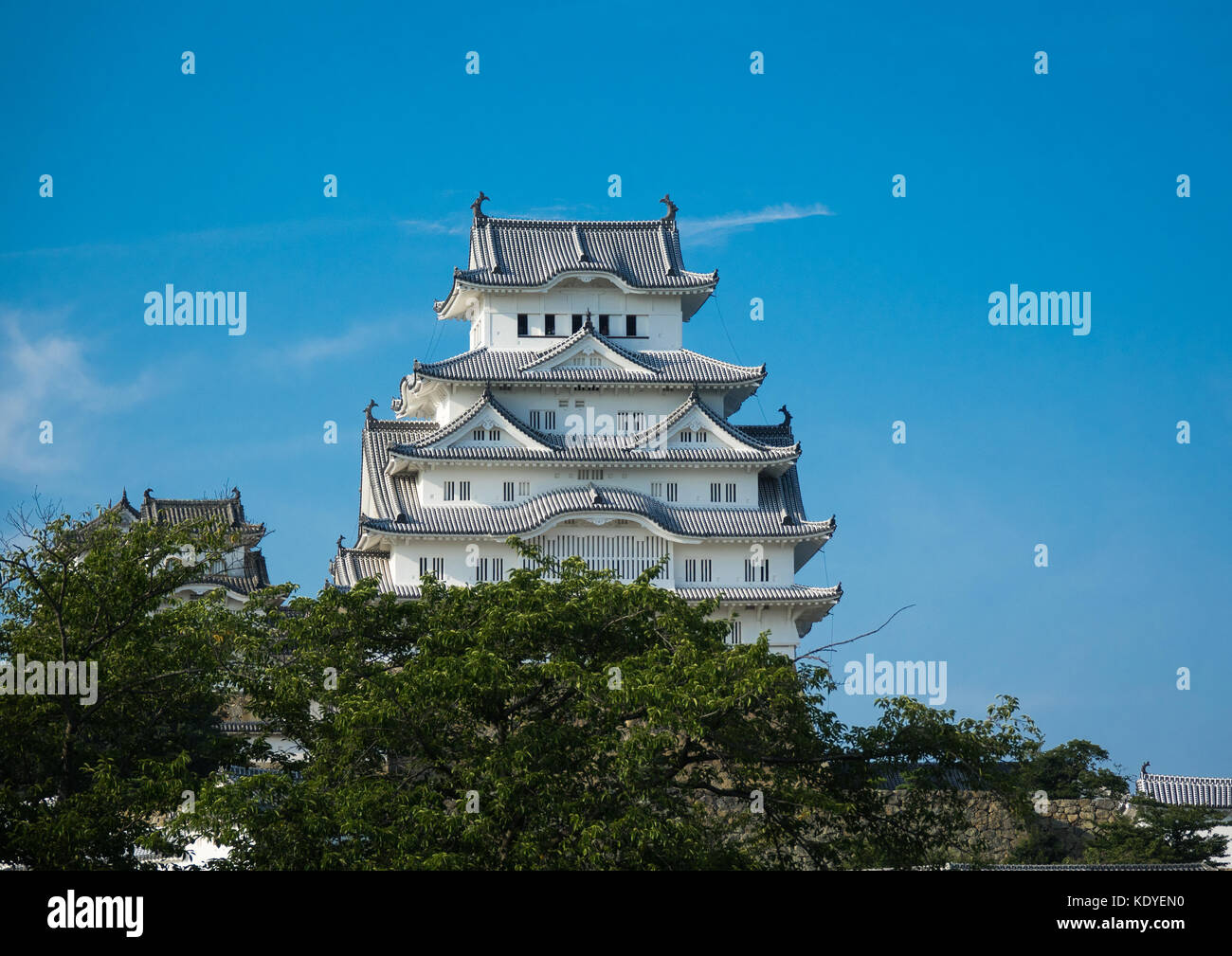 Blick auf Schloss Himeji vom Eingang Teich und Brücke, Himeji, Hyogo Präfektur Kansai Region, Insel Honshu, Japan Stockfoto
