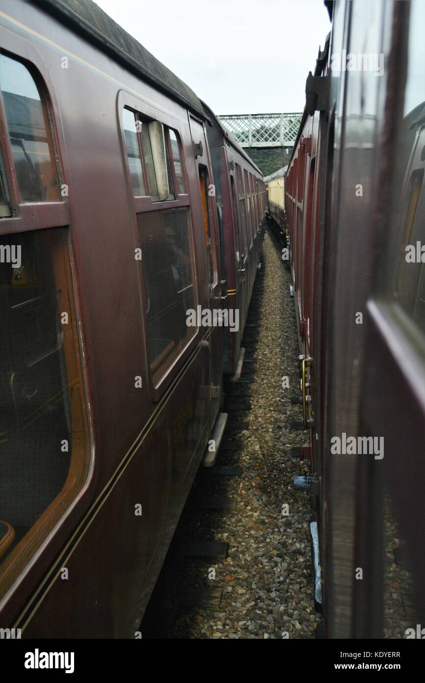 Ansicht zwischen zwei Reihen von Vintage Waggons im Bahnhof poppy North Norfolk line Stockfoto