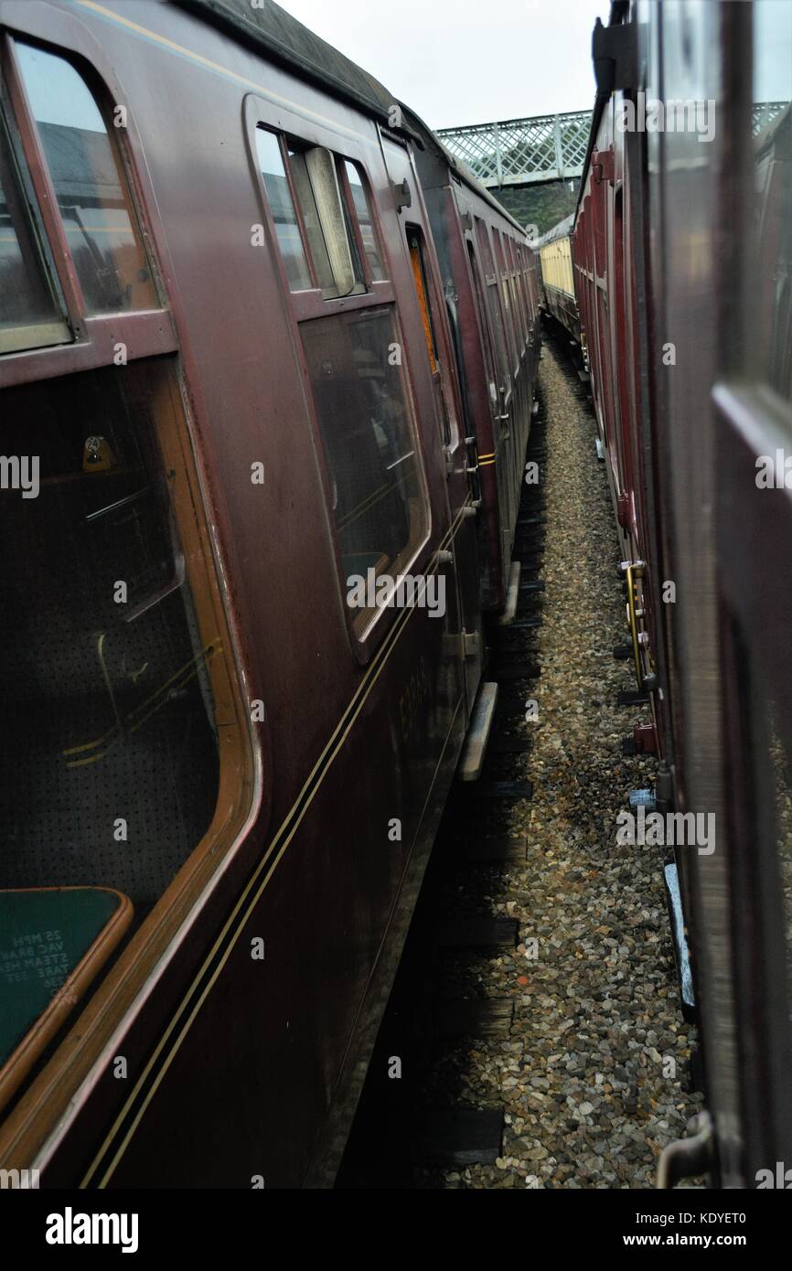 Ansicht zwischen zwei Reihen von Vintage Waggons im Bahnhof poppy North Norfolk line Stockfoto