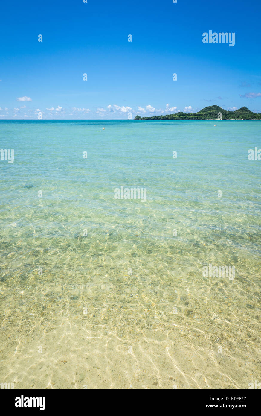 Das kristallklare Wasser der Sukuji Strand auf Ishigaki-jima, yaeyama Inseln, in der Präfektur Okinawa, Japan Stockfoto