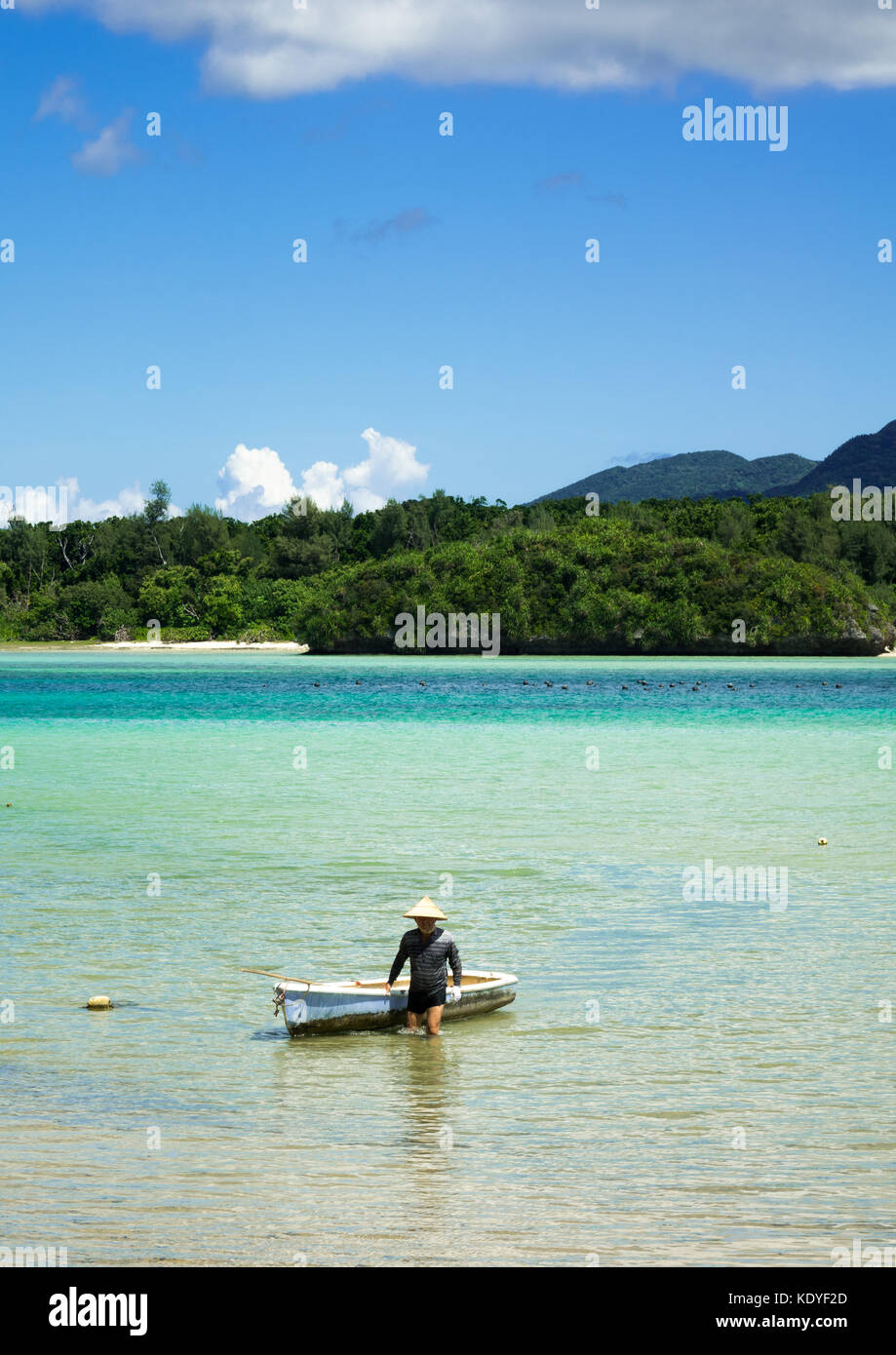 Fischer, Fische im kristallklaren Wasser der Bucht von Kabira, Ishigaki-jima, yaeyama Inseln, in der Präfektur Okinawa, Japan Stockfoto