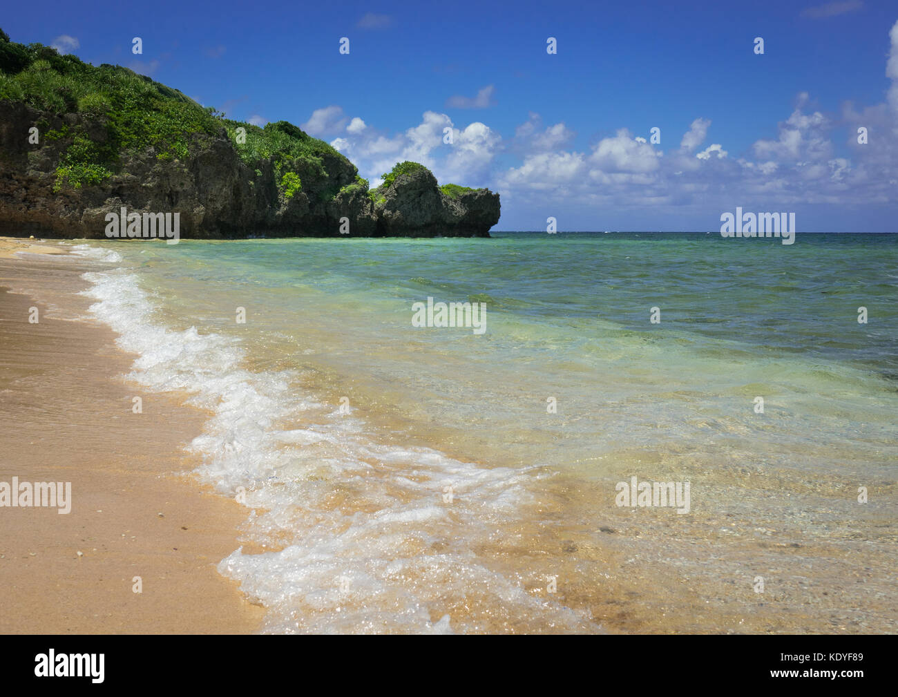 Sunset Beach leer der Touristen in der Hauptsaison in Ishigaki-jima, yaeyama Inseln, in der Präfektur Okinawa, Japan Stockfoto