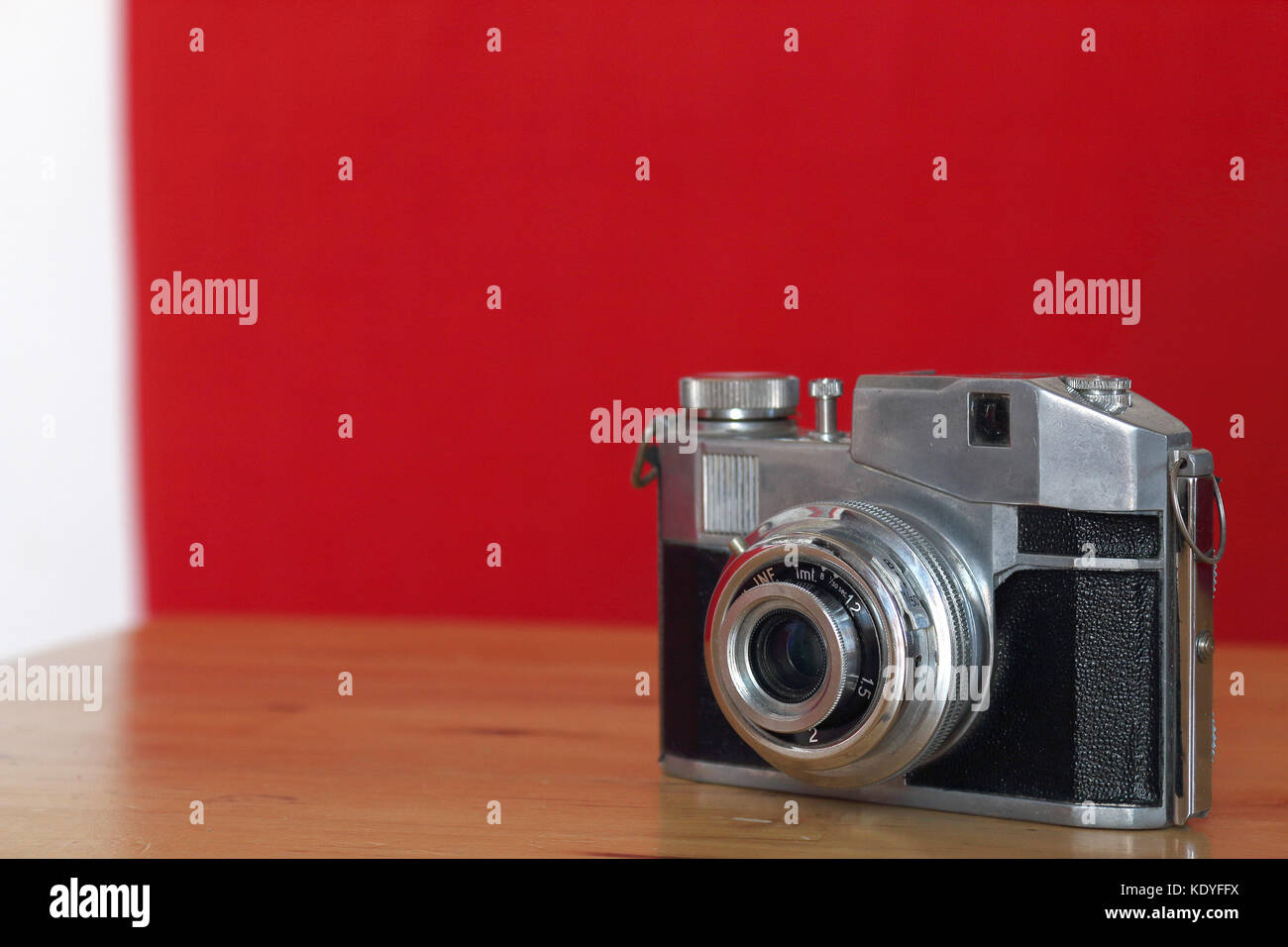 Bencini comet Ii Film Kamera auf Tisch mit roten und weißen Hintergrund. Stockfoto