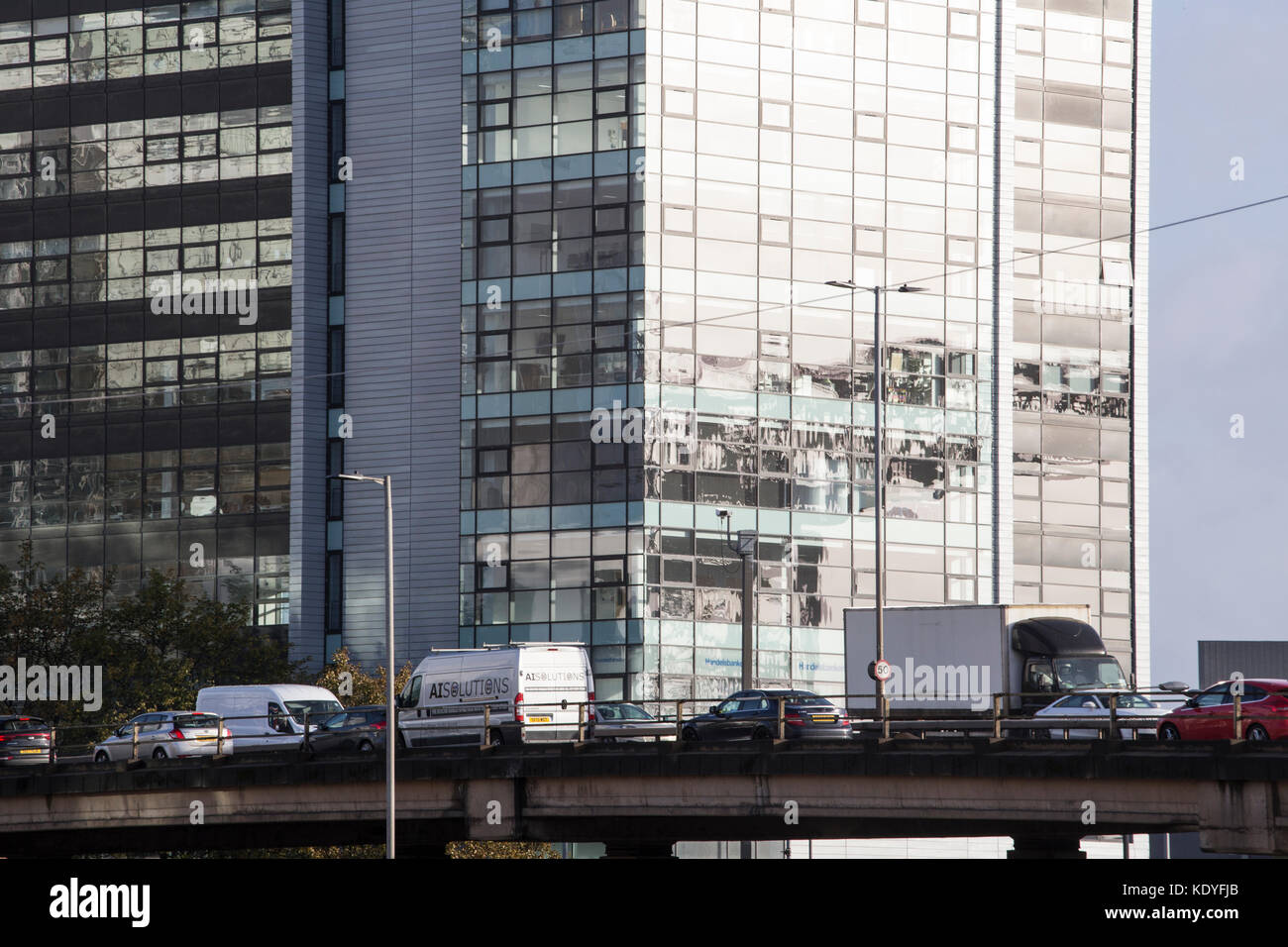 Clydeside Express Way rush hour, reflektierende Gebäude an der Rückseite Stockfoto