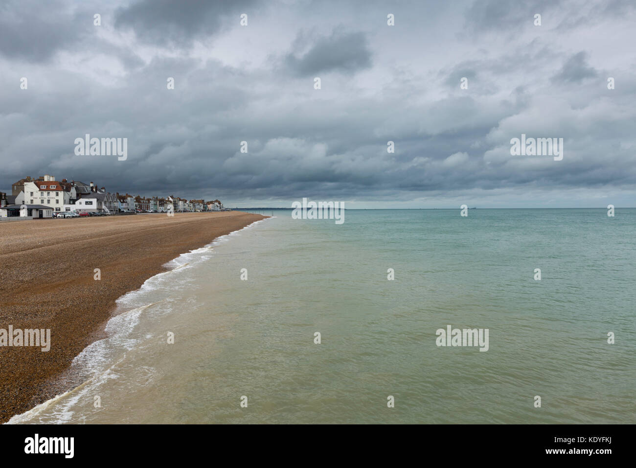 Wunderschöne Aussicht von Deal Pier suchen entlang des Ärmelkanals in Richtung Thanet mit weichen Wellen und leichter Bewölkung. Deal, Kent, Großbritannien. Stockfoto