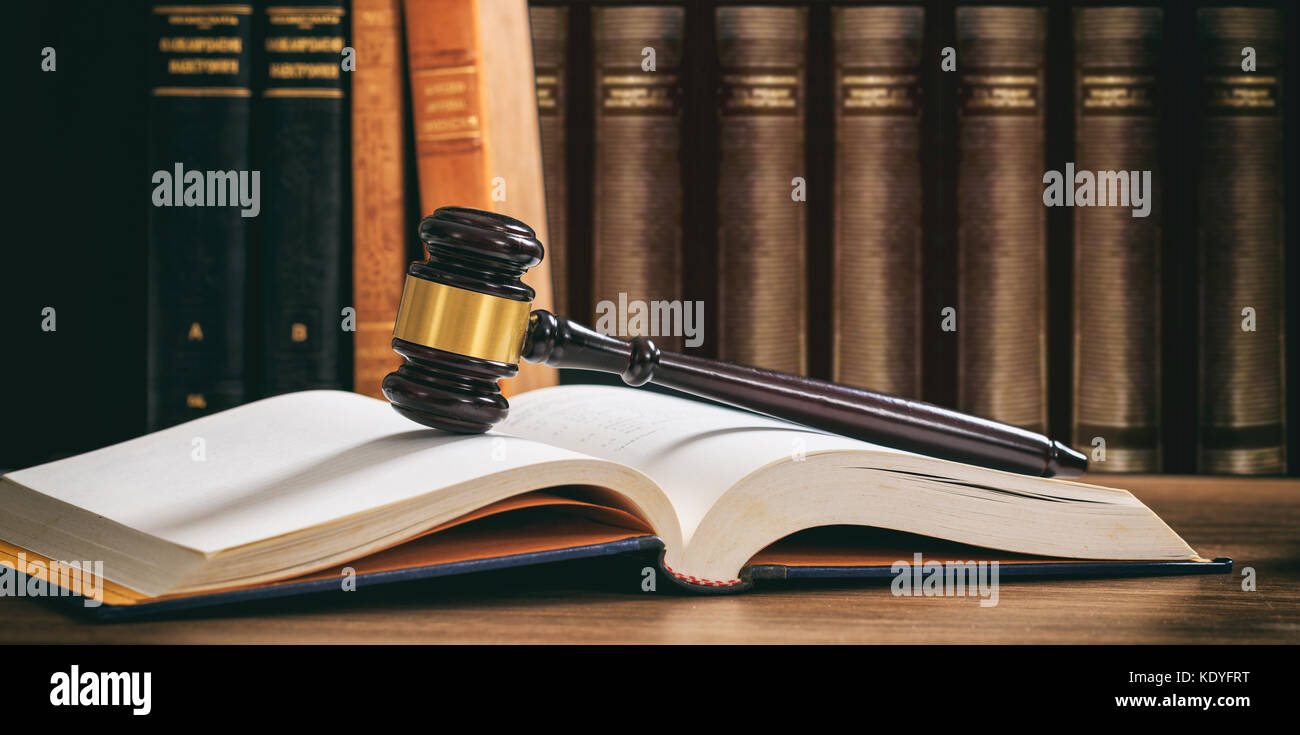 Gesetz Hammer auf ein offenes Buch, Schreibtisch aus Holz, recht Bücher Hintergrund Stockfoto
