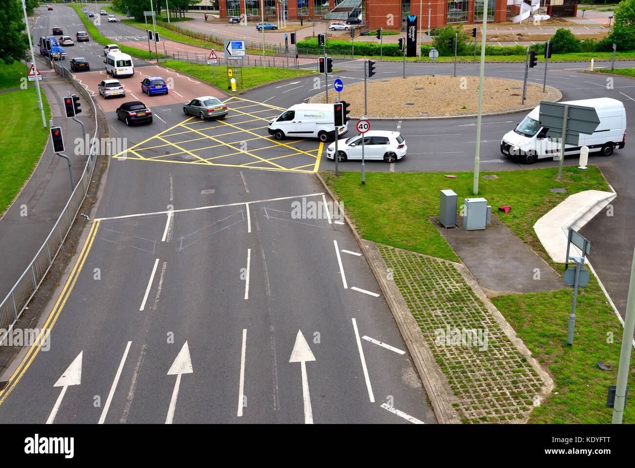 Hohe ansehen Großbritannien Verkehr Kreuzung mit Kreisverkehr Wokingham, Berkshire, Großbritannien Stockfoto