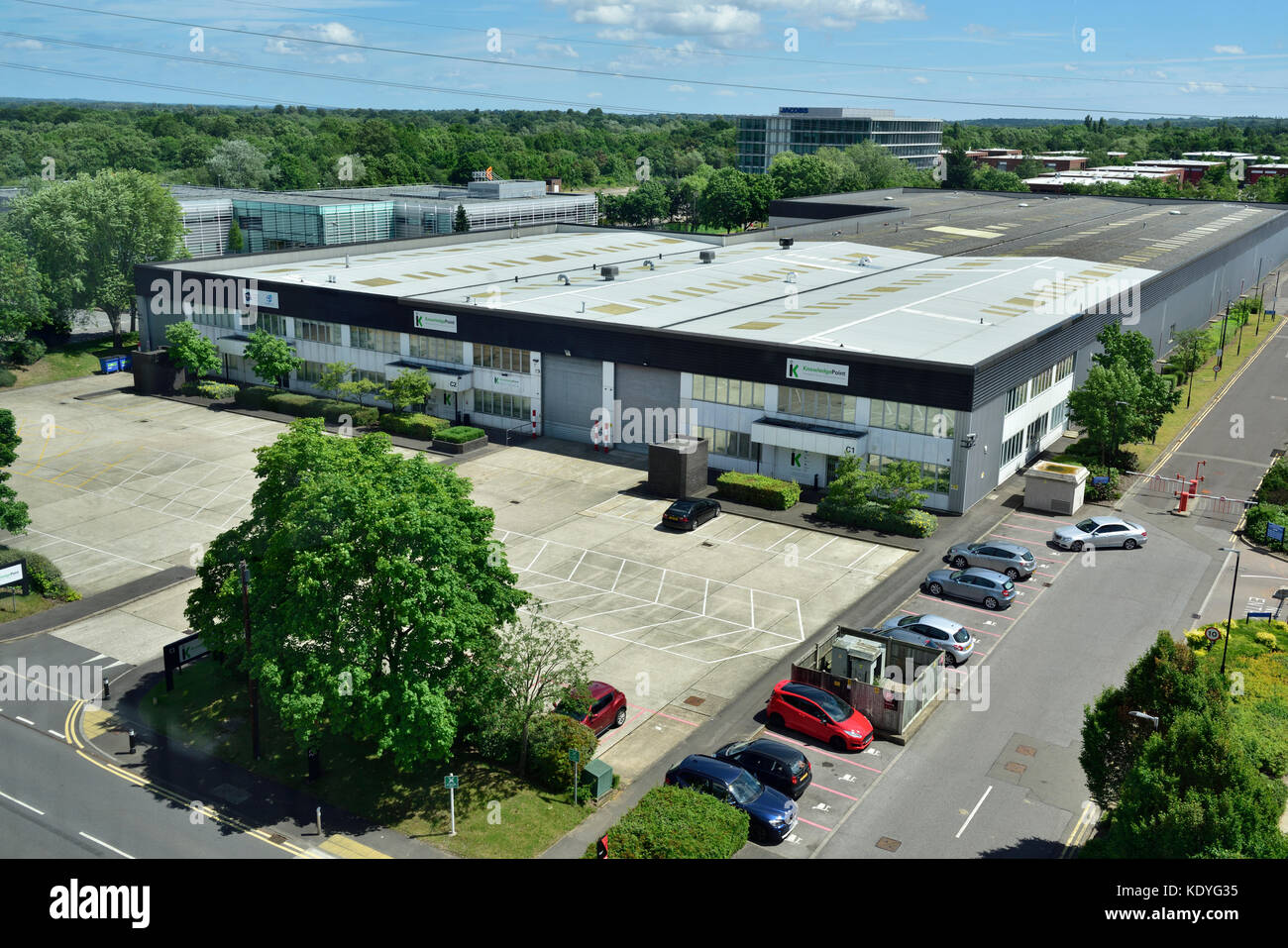 Mit Blick auf die moderne englische Büro und Rechenzentrum Gebäude mit Parkplatz, Wissen, Wokingham, Berkshire, Großbritannien Stockfoto