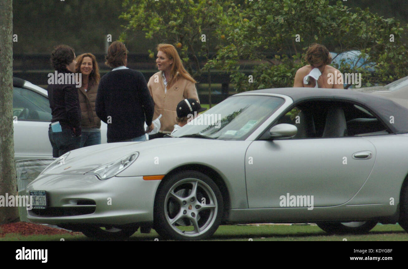 Wellington, FL-FEBRUAR 05; (EXKLUSIVE BERICHTERSTATTUNG) Sarah Ferguson Duchess of York genießt einen Tag mit Oscar Bermudz im Palm Beach Polo and Country Club in Wellington Florida. Februar 2005. Miami Beach, Florida People: Sarah Ferguson Duchess of York Transmission Ref: FLXX Credit: Hoo-Me.com/MediaPunch ***NO UK*** Stockfoto