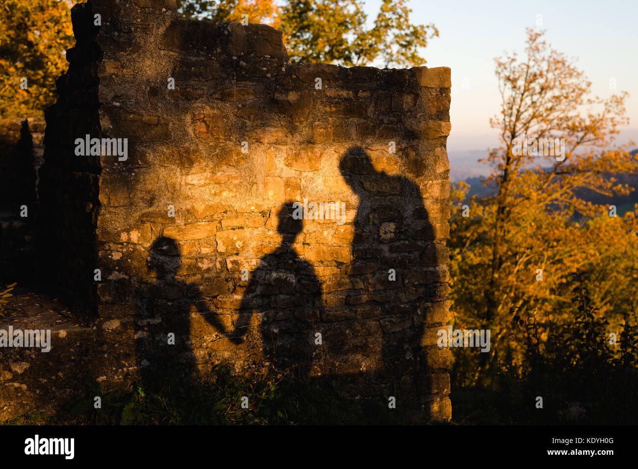 Schatten von drei Menschen auf der mittelalterlichen Mauer der Ruine schenkenberg. thalheim, Kanton Aargau, Schweiz Stockfoto