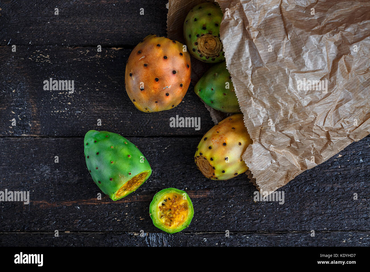 Bunte kaktusfrüchte oder feigenkakteen in Papier Paket Stockfoto