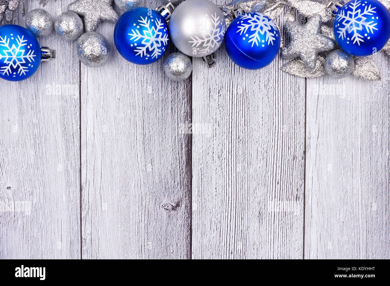 Blau und Silber Weihnachtsverzierung oberer Rand auf einem urigen weiß Holz Hintergrund Stockfoto